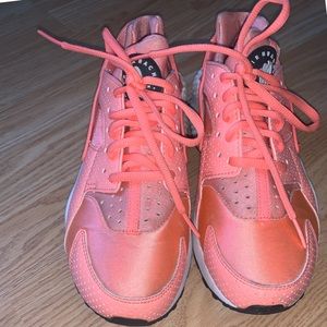 Women’s used Peach Hurrache sneakers